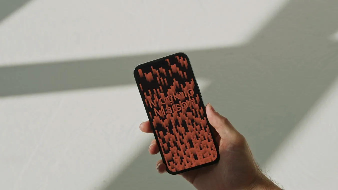Dłoń trzymająca telefon z otwartym przewodnikiem audio Centrum Historii.