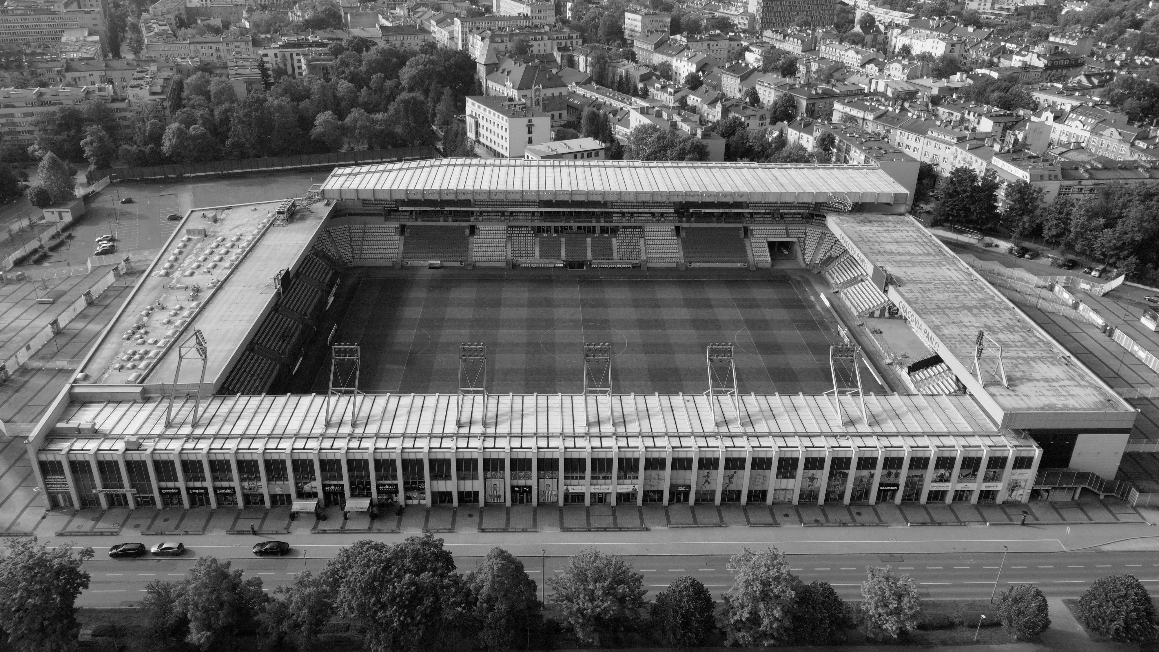 Widok z lotu ptaka na stadion Cracovii i otaczającą zabudowę miasta.